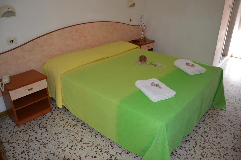 Hotel Holiday Sunshine Summer Misano Adriatico Exterior foto